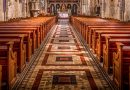 Polski Kościół traci wiernych i „tacę”