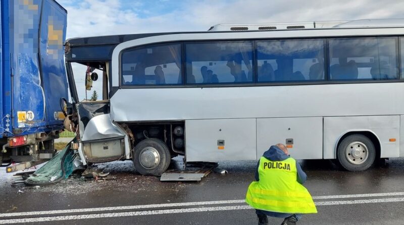 Wypadek szkolnego autobusu. 22 osoby trafiły do szpitala!