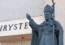 Warszawa pierwszym miastem bez Jana Pawła II? Radni chcą zmian nazwy ulic i szkół